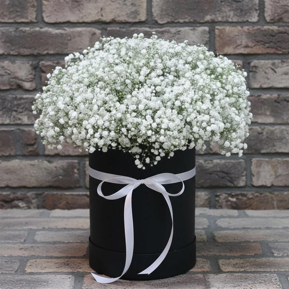 Цветочная композиция из Гипсофила в шляпной коробке в Красные Ткачи