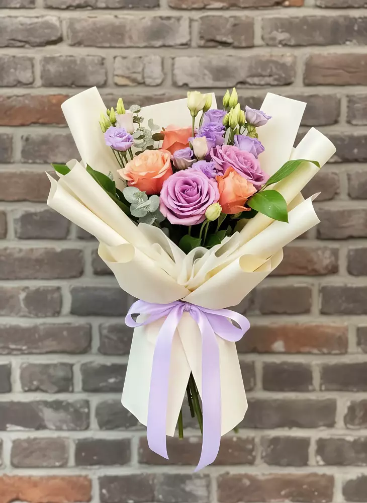 Букет цветов из: Лизиантусы и Розы в Красные Ткачи