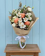 Букет цветов из:  Альстромерии, Лизиантусы, Розы и Хризантемы в Красные Ткачи