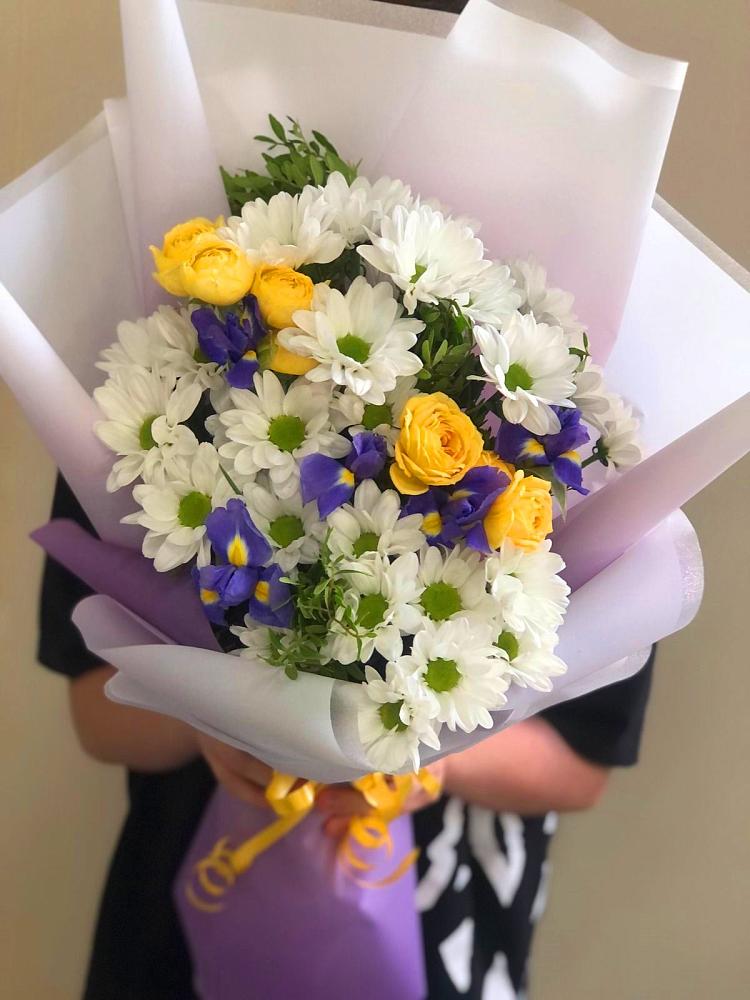 Букет цветов из: Ирисы, Хризантемы и Розы в Красные Ткачи