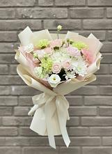 Букет цветов из:  Гвоздики, Розы, Лизиантусы и Хризантемы в Красные Ткачи