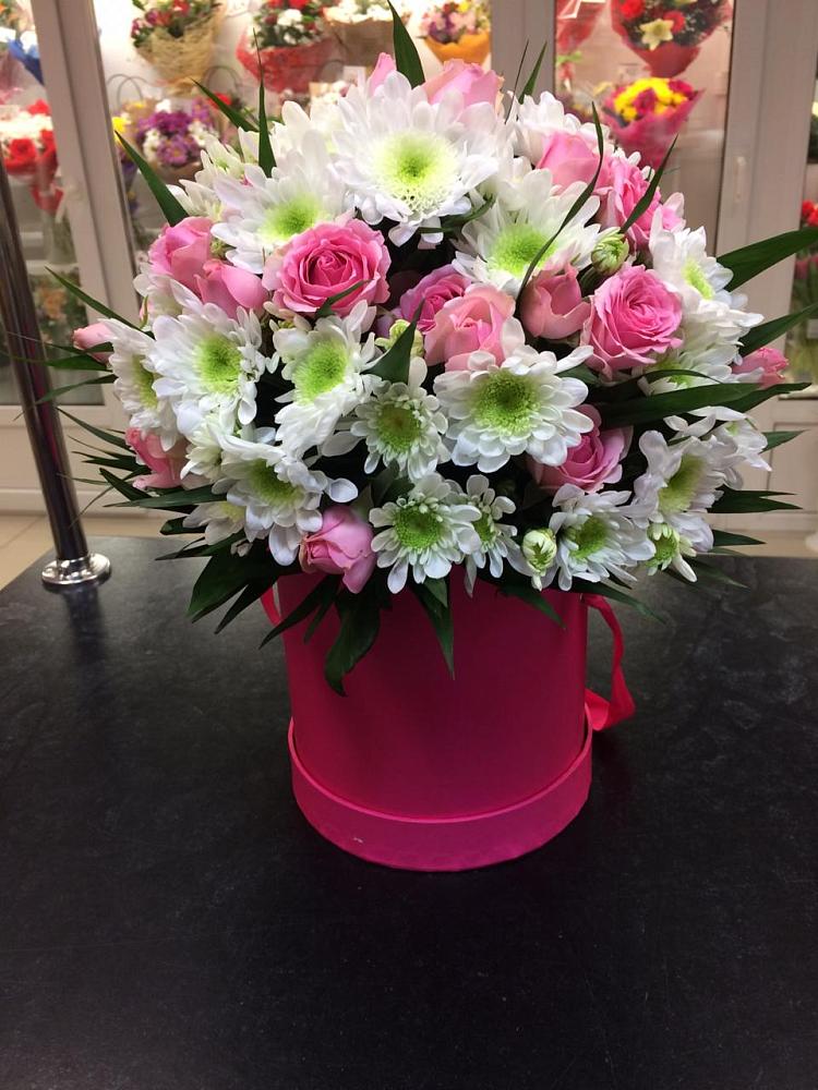 Цветочная композиция из Розы и Хризантемы в шляпной коробке в Красные Ткачи