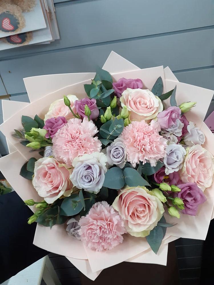 Букет цветов из: Розы, Гвоздики и Лизиантусы в Красные Ткачи