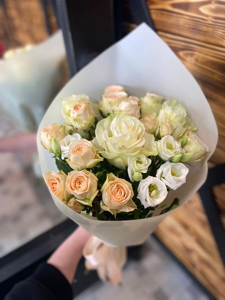 Букет цветов из: Розы и Лизиантусы в Красные Ткачи